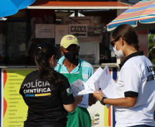 Na praia, atividades para crianças mostram a importância da ciência na solução de crimes