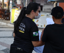 Na praia, atividades para crianças mostram a importância da ciência na solução de crimes