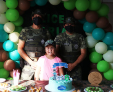 No Litoral, policiais militares participam de aniversário e realizam sonho de fã mirim