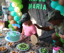 No Litoral, policiais militares participam de aniversário e realizam sonho de fã mirim