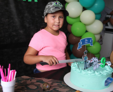 No Litoral, policiais militares participam de aniversário e realizam sonho de fã mirim