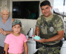 No Litoral, policiais militares participam de aniversário e realizam sonho de fã mirim