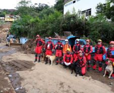Bombeiros do Paraná concluem participação nas buscas por vítimas em Petrópolis, no Rio