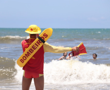 Prevenção a afogamentos e salvamentos do Corpo de Bombeiros no Litoral marcam Verão Paraná 2021/2022
