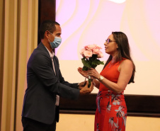 SESP homenageia servidoras no Dia Internacional da Mulher com flores e palestra
