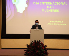 SESP homenageia servidoras no Dia Internacional da Mulher com flores e palestra