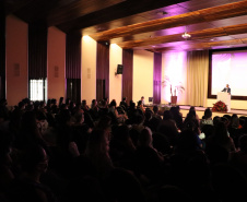 SESP homenageia servidoras no Dia Internacional da Mulher com flores e palestra