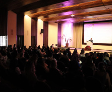 SESP homenageia servidoras no Dia Internacional da Mulher com flores e palestra