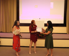 SESP homenageia servidoras no Dia Internacional da Mulher com flores e palestra