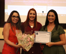 SESP homenageia servidoras no Dia Internacional da Mulher com flores e palestra