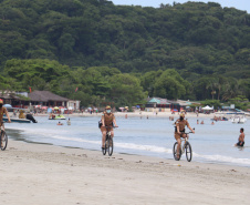 Policiamento da PM com bicicletas aumenta mobilidade no Litoral e proximidade com a população