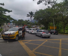 Batalhão Rodoviário faz inversão de pista na PR 412 sentido Ferry Boat no Litoral para retorno do Carnaval