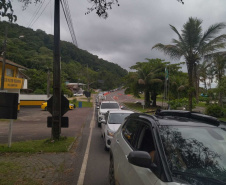 Batalhão Rodoviário faz inversão de pista na PR 412 sentido Ferry Boat no Litoral para retorno do Carnaval