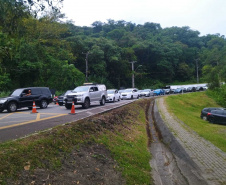 Batalhão Rodoviário faz inversão de pista na PR 412 sentido Ferry Boat no Litoral para retorno do Carnaval