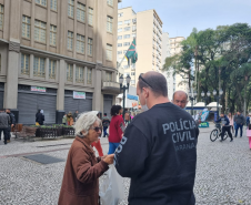 PCPR e GM realizam evento de conscientização sobre drogas no Centro de Curitiba