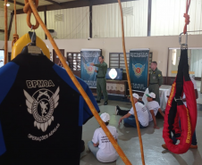 Adolescentes e orientadores visitam base do BPMOA em Londrina