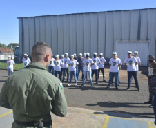 Adolescentes e orientadores visitam base do BPMOA em Londrina
