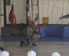 Adolescentes e orientadores visitam base do BPMOA em Londrina