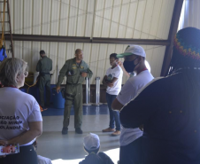 Adolescentes e orientadores visitam base do BPMOA em Londrina