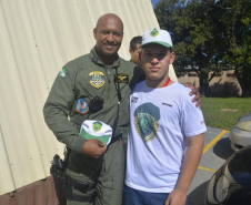 Adolescentes e orientadores visitam base do BPMOA em Londrina
