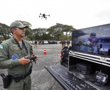 Policiais, treinamentos, equipamentos, tecnologia e inteligência. Muita inteligência. É essa a equação que norteia o planejamento estratégico das forças de segurança do Paraná. Por isso, dois projetos já em desenvolvimento pela Secretaria da Segurança Pública (Sesp) prometem transformar a fiscalização, monitoramento e repressão no Estado, fazendo da Inteligência Artificial (IA) uma das principais aliadas contra o crime organizado.