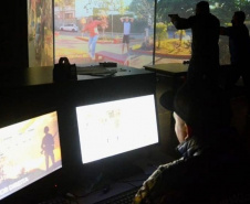 PCPR capacita instrutores para simulador de abordagem e tiros