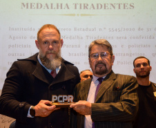  PCPR parabeniza delegado pelos 52 anos de serviço à instituição 