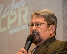  PCPR parabeniza delegado pelos 52 anos de serviço à instituição 