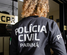 Policial civil aparece de costas para a foto