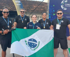 Policiais paranaenses com bandeira do Paraná na Paralimpíadas