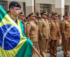 Tropas em formação, cumprimentos entre autoridades e condecorações
