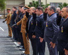 Tropas em formação, cumprimentos entre autoridades e condecorações