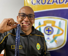 Policial com medalha recebida na Paralimpíadas