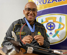 Policial com medalha recebida na Paralimpíadas