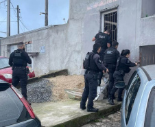 Polícia cumprindo mandados de prisão