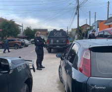 Polícia cumprindo mandados de prisão