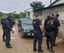 Polícia cumprindo mandados de prisão