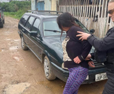 Polícia cumprindo mandados de prisão