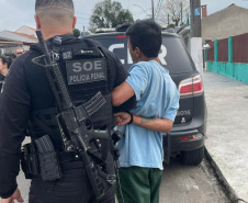Polícia cumprindo mandados de prisão