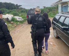 Polícia cumprindo mandados de prisão