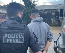 Polícia cumprindo mandados de prisão