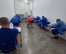 Pessoas privadas de liberdade assistem aula de cursinho preparatório para o Encceja