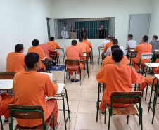 Pessoas privadas de liberdade assistem aula de cursinho preparatório para o Encceja