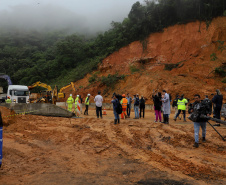 Forças de salvamento fazem nova varredura na BR-376 e não encontram vítimas