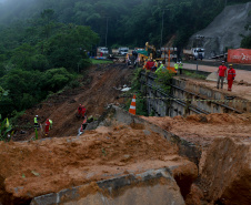 Forças de salvamento fazem nova varredura na BR-376 e não encontram vítimas