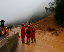 Forças de salvamento fazem nova varredura na BR-376 e não encontram vítimas