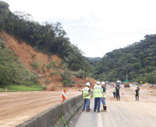 Equipes entram no quarto dia de buscas e avançam na limpeza da pista sul da BR-376