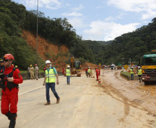 Equipes entram no quarto dia de buscas e avançam na limpeza da pista sul da BR-376