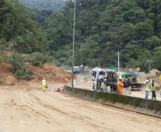 Equipes entram no quarto dia de buscas e avançam na limpeza da pista sul da BR-376