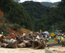 Equipes entram no quarto dia de buscas e avançam na limpeza da pista sul da BR-376